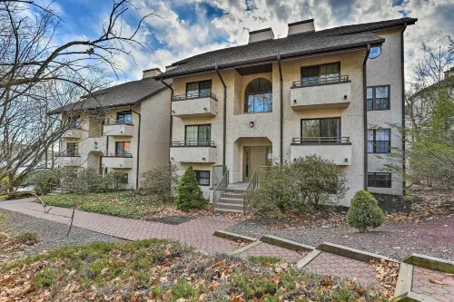 Condo on Big Boulder Lake w/ Community Pool Access - parking