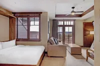Luxury Studio  Steps from Winter Activities, Sleeps 4! Studio Bedroom Condo by RedAwning - Boutique