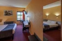 Logis Hotel Noemys Brive - Restaurant le Teinchurier - parking