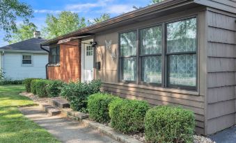 Modern Luxury Amenities Near Woodfield Mall 2 Bedroom Home by RedAwning