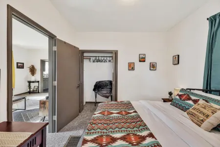 Delano Vibes Отели рядом с достопримечательностью «The Keeper of the Plains»