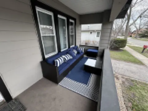 Spacious Retreat Near Convention Centers 4 Bedroom Home by RedAwning Hotels in Des Plaines