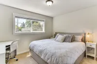 7 Mi to Vancouver Waterfront: Sleek Home w/ Yard! - 4-Star