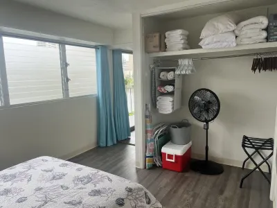 Waikiki Apartment sleeps 5 parking included Hotels in 