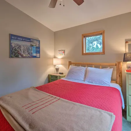 Cabin w/ AC, Hot Tub, Deck, Oversized Parking
