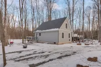 Pocono Lake Home with Community Perks Hike and Ski!