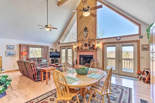 Family-Friendly Murphy Cabin w/ Deck & Fire Pit! - 3 stjerner