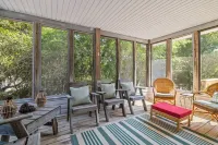 Wave Call, in Southern Shores, beckons you to this luxurious cottage!