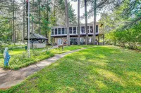 Waterfront Berry Lake Getaway w/ Sunroom! - Wifi