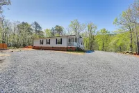 Peaceful Danbury Getaway - 3 Mi to Hanging Rock!