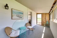 Walk to Lake: Nautical Akron Cottage w/ Deck! -  Privatzimmer
