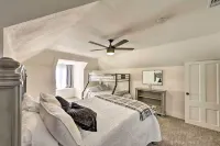 Riverside House w/ Yard ~ 1 Mi to Downtown! Hotel in zona Parking Services