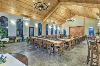 Banquet Hall & Pool: Expansive Forestburg Ranch! - parking