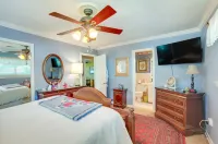 Lovely Bryan Home w/ Deck - 4 Mi to Kyle Field! - Homestays