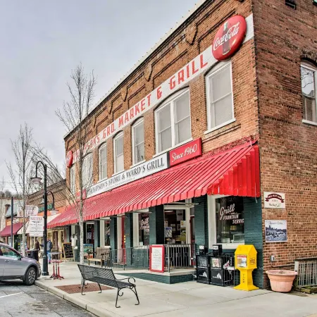 Walk to Main Street Eats Remodeled Saluda Apt