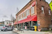Walk to Main Street Eats Remodeled Saluda Apt - 3 stjerner