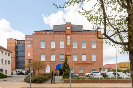 Hotel Erbprinz & Restaurant "Prinzenstube" Отели в г. Гольденштедт