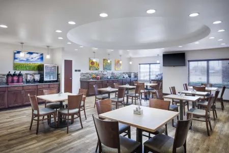 Best Western Plus Green Mill Village Hotel  Suites Convention Center Отели в г. Таскола