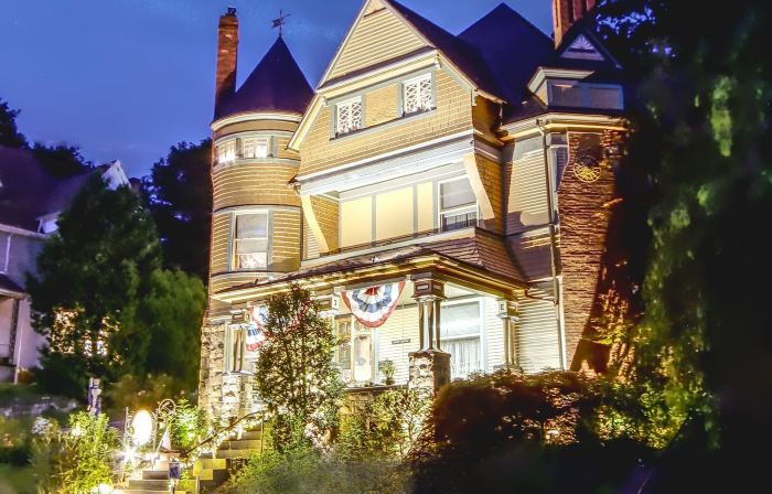 The Queen, A Victorian Bed & Breakfast