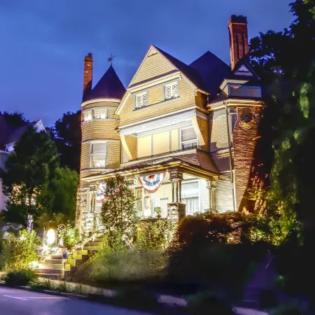 The Queen, A Victorian Bed & Breakfast