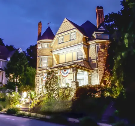 The Queen, A Victorian Bed & Breakfast