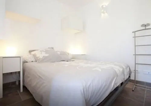 Charming studio, quiet, patio, 2-4p