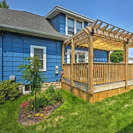 'Ania's Retreat' w/ Deck: Walk to Lake Michigan!