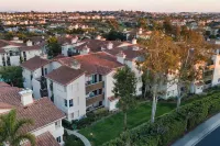Walk to Beach Pool, Hot Tub, Private Patio, Parking Seabreeze Retreat