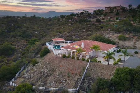 Pool, Views, Hot Tub, Fire Pit & Arcade Vista Clara by Avantstay