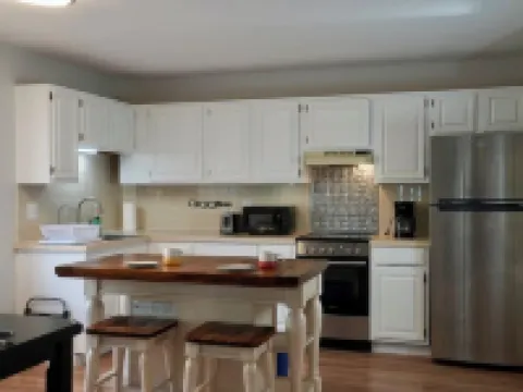 Cozy 2-bedroom stay in enchanting Smithfield with AC, WiFi Hotels in Smithfield