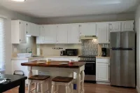 Cozy 2-bedroom stay in enchanting Smithfield with AC, WiFi فنادق في سميثفيلد