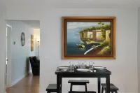 Cozy 2-bedroom stay in enchanting Smithfield with AC, WiFi فنادق في سميثفيلد