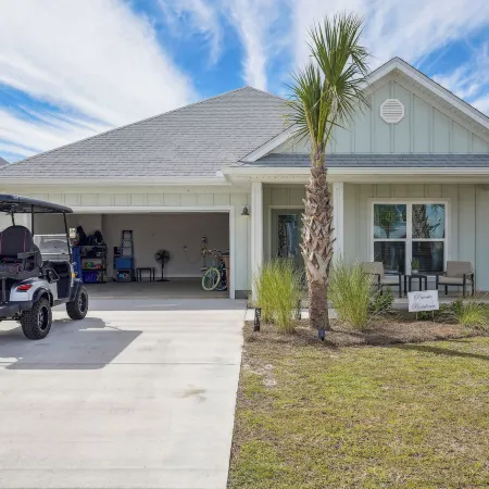 Port St Joe Escape w/ Golf Cart & Pool Access