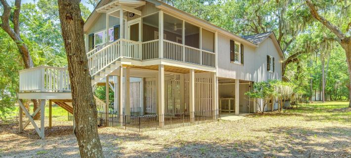 Near Edisto Beach State Park: Home w/ Lanais! Ξενοδοχεία στην πόλη Colleton County