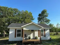 Cozy country cabin with hot tub in Sand Springs on 7 acres w a pond