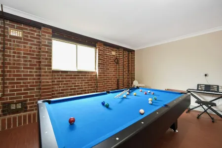 4BR Cottage w/ Firepit & Pool Table Отели в г. Блэкхет