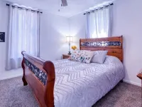 Come visit The Sunflower House! 4 bedrooms 2 baths in Ashtabula Harbor with WIFI Hotels in Ashtabula