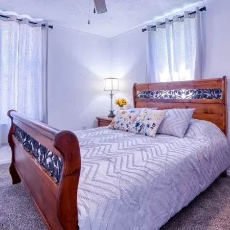 Come visit The Sunflower House! 4 bedrooms 2 baths in Ashtabula Harbor with WIFI