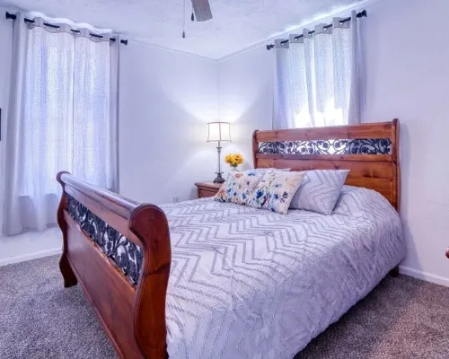 Come visit The Sunflower House! 4 bedrooms 2 baths in Ashtabula Harbor with WIFI Hotels in Ashtabula