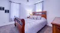 Come visit The Sunflower House! 4 bedrooms 2 baths in Ashtabula Harbor with WIFI