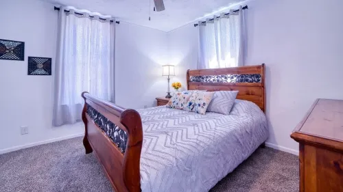 Come visit The Sunflower House! 4 bedrooms 2 baths in Ashtabula Harbor with WIFI