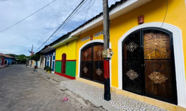 3 BR Colonial Downtown With Private Pool , King Beds, A/C and Great View โรงแรมใน