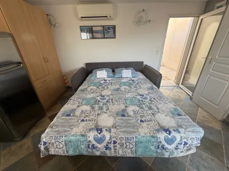 Center studio air-conditioned large terrace small sea view 300m port, beach, stores Отели в г. Бандоль