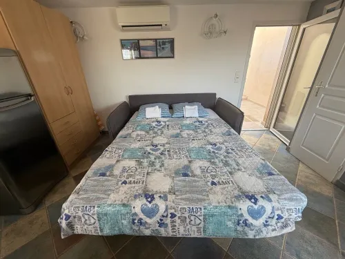 Center studio air-conditioned large terrace small sea view 300m port, beach, stores