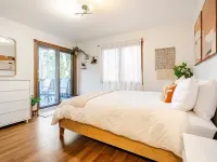 Serene Treetop Getaway- Cozy & Modern Tri-Level Mountain Cabin Ξενοδοχεία στην πόλη Crestline