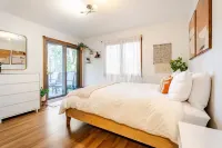 Serene Treetop Getaway- Cozy & Modern Tri-Level Mountain Cabin Hotels near Lake Gregory Regional Park
