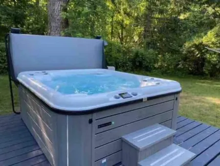 Farmhouse with private pool/hot tub on 50 acres