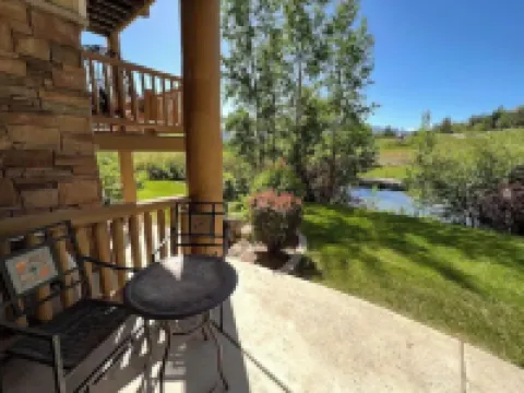 Spacious Eden Retreat – Modern Comfort, Scenic Views & Room for 11