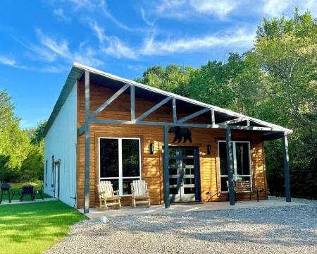 Cozy, Rustic Cabin w/ Pool Table, Foosball, & Fast WiFi, South of Norman Hotels in McClain County