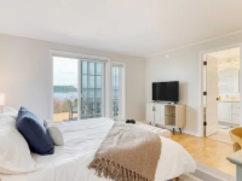 Colonial Bluff House Above the Sea by Avantstay Hotels in Langley